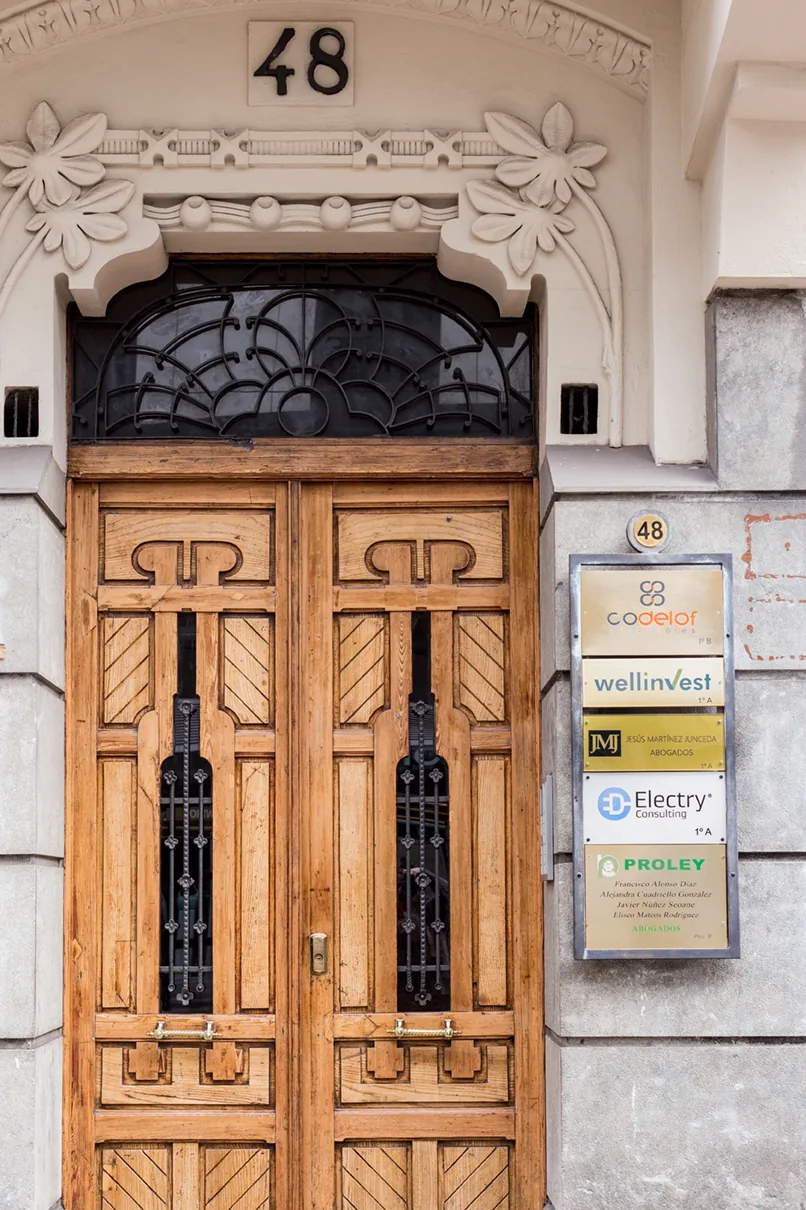 Portal del edificio del despacho en Oviedo